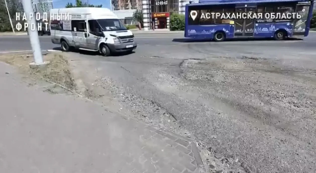 Улицу Латышева проверят следователи из-за разбитой дороги