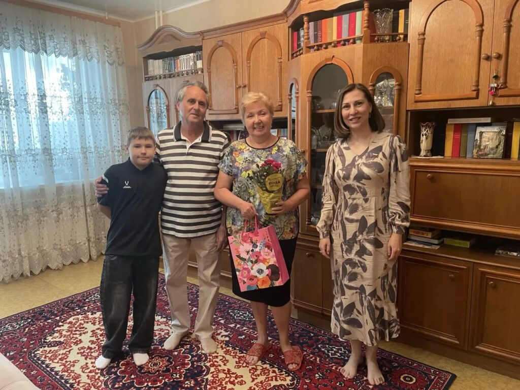 Теплота души отражается в её глазах: Валентина Чернякова поздравила ветерана соцслужбы с профессиональным праздником