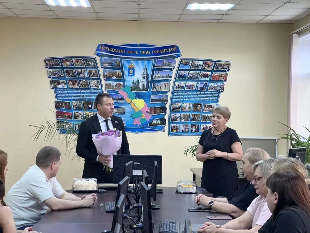 Максим Карташов поздравил социальных работников с профессиональным праздником