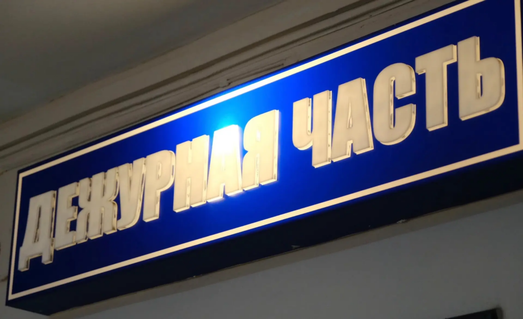 Работал, но не устоял: 19-летний курьер украл умные часы на 34 тысячи прямо на работе
