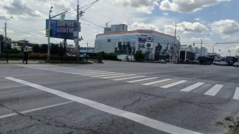 В Астрахани обновляют дорожную разметку: мэр поручил начать с аварийных участков