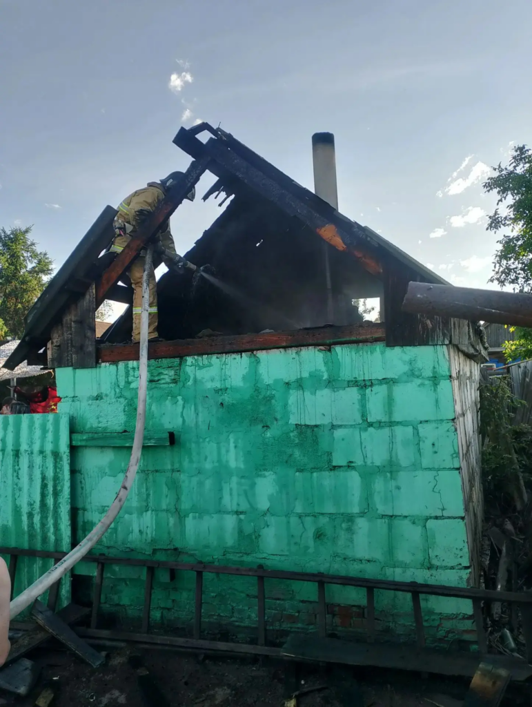 Два пожара за сутки: в Наримановском и Красноярском районах горели постройка и квартира Два пожара за сутки: в Наримановском и Красноярском районах горели постройка и квартира