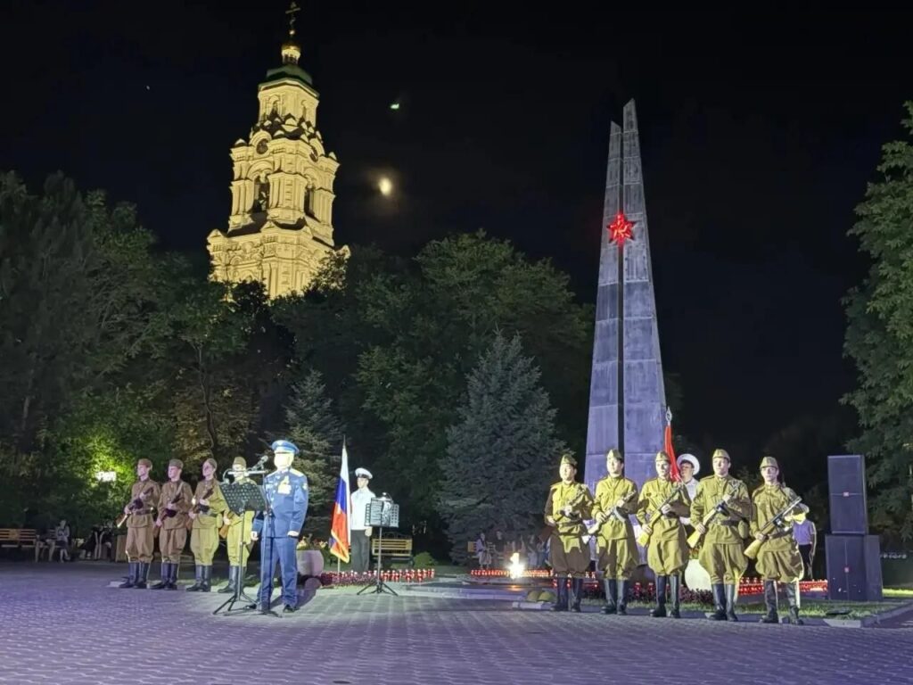 Ночь памяти объединила сотни астраханцев: как прошел концерт-реквием в Братском саду