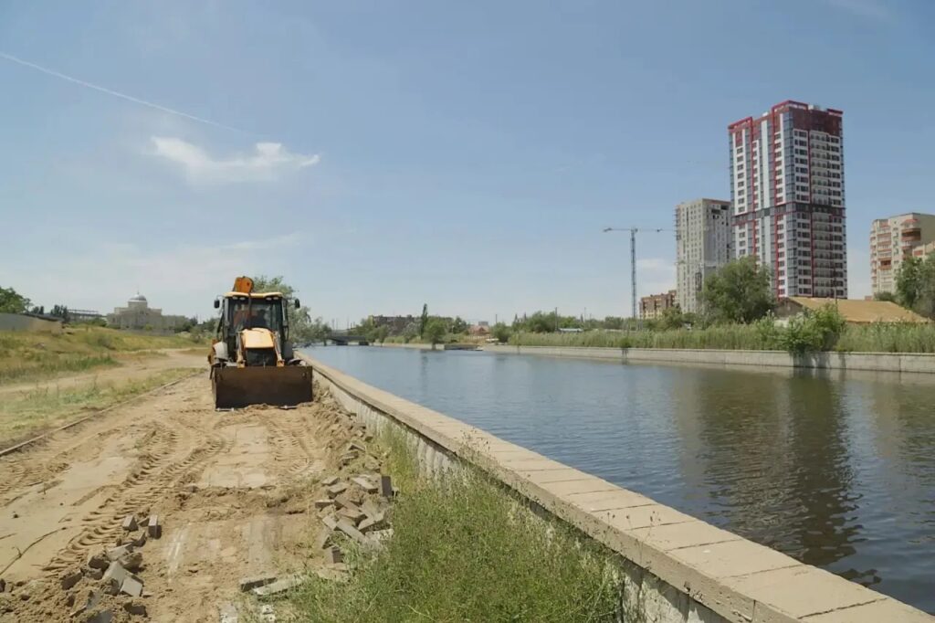 В Астрахани обновляют набережную реки Кутум