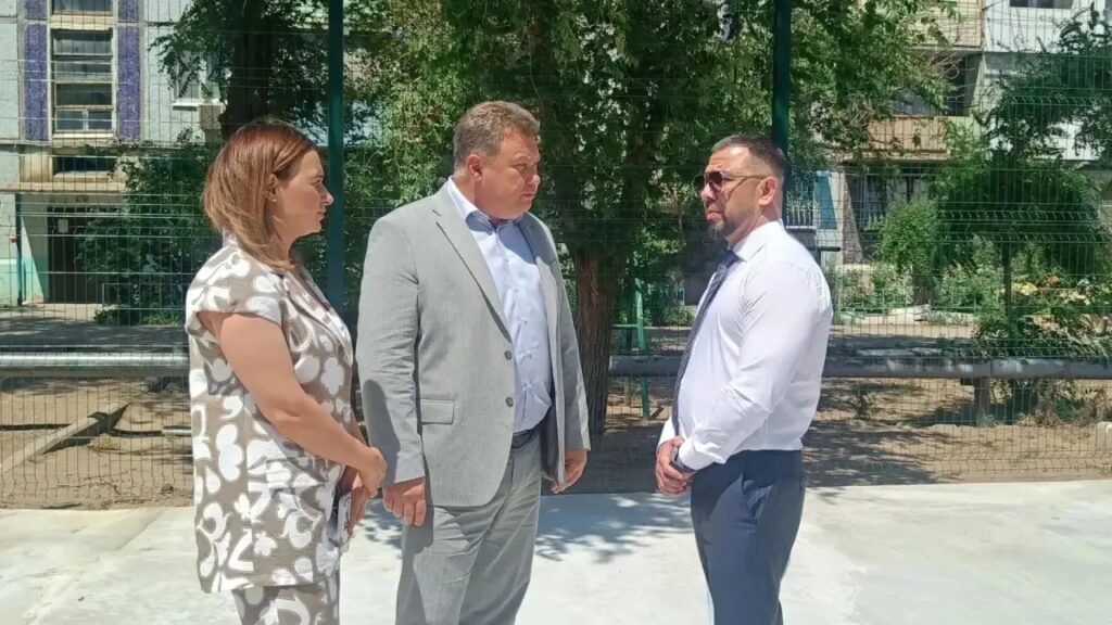 Игорь Редькин проверил строительство спортплощадки в Советском районе Игорь Редькин проверил строительство спортплощадки в Советском районе