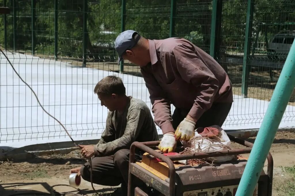 Игорь Редькин проверил строительство спортплощадки в Советском районе Игорь Редькин проверил строительство спортплощадки в Советском районе