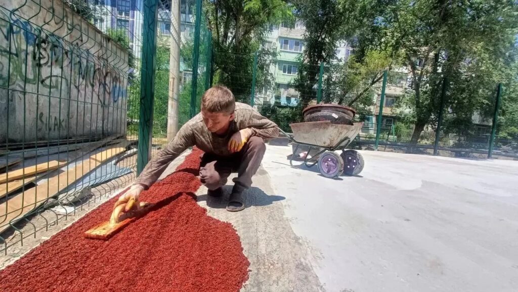 Игорь Редькин проверил строительство спортплощадки в Советском районе Игорь Редькин проверил строительство спортплощадки в Советском районе