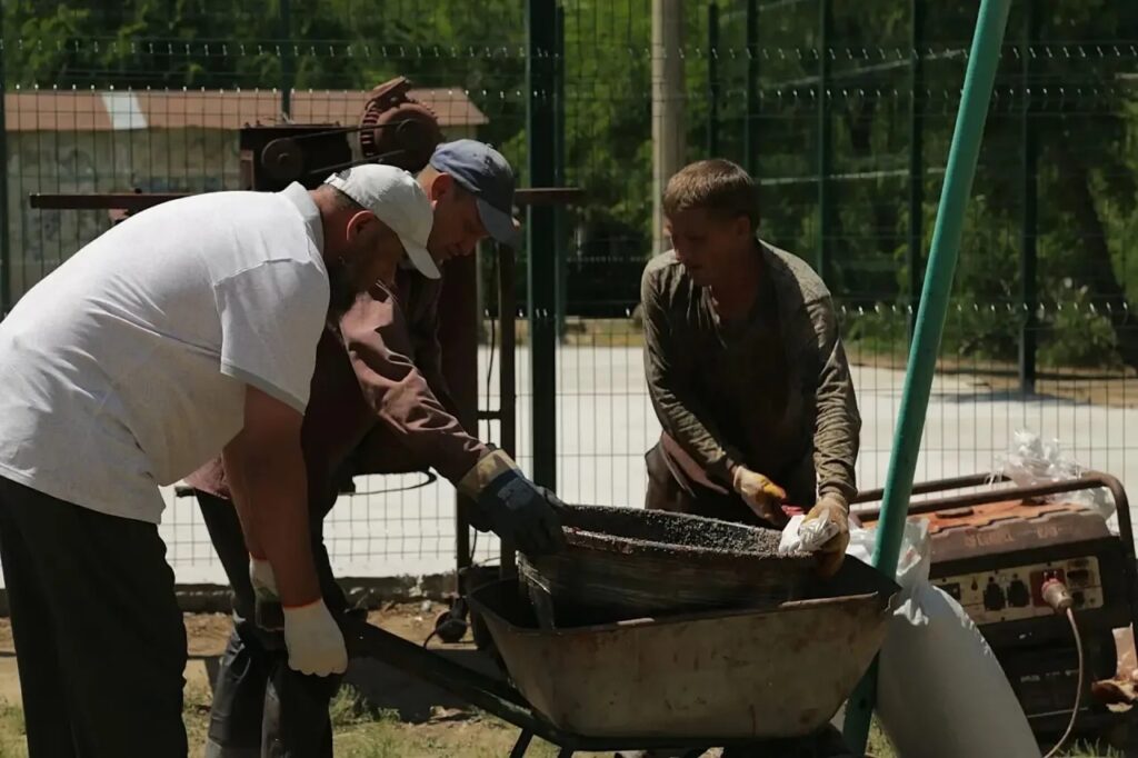 Игорь Редькин проверил строительство спортплощадки в Советском районе Игорь Редькин проверил строительство спортплощадки в Советском районе