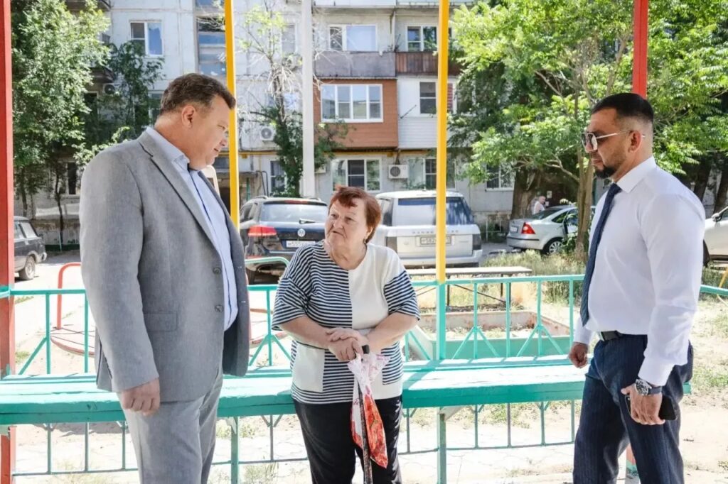 Игорь Редькин проверил строительство спортплощадки в Советском районе