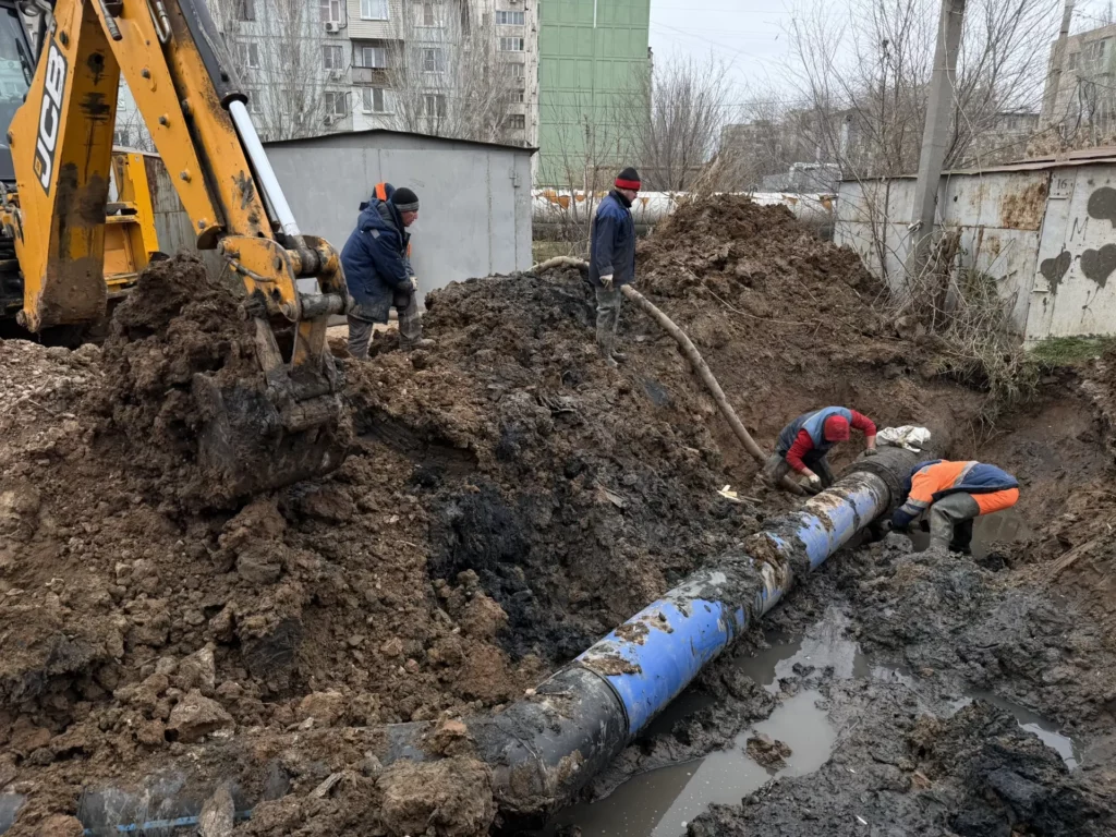 «Астрводоканал» меняет аварийный коллектор: 1105 метров новой трубы спасут астраханцев от потопов