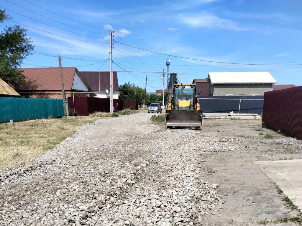 В Астрахани продолжают приводить в порядок грунтовые дороги
