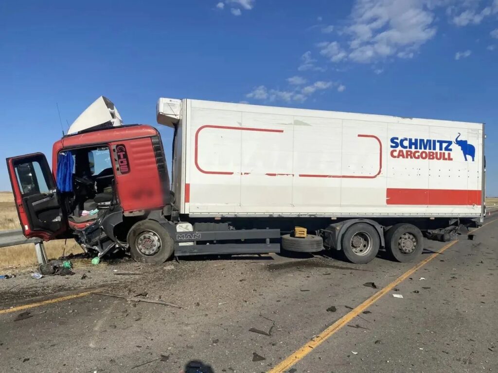 За утро в Астраханской области случилось два страшных ДТП: один погибший, трое пострадавших За утро в Астраханской области случилось два страшных ДТП: один погибший, трое пострадавших