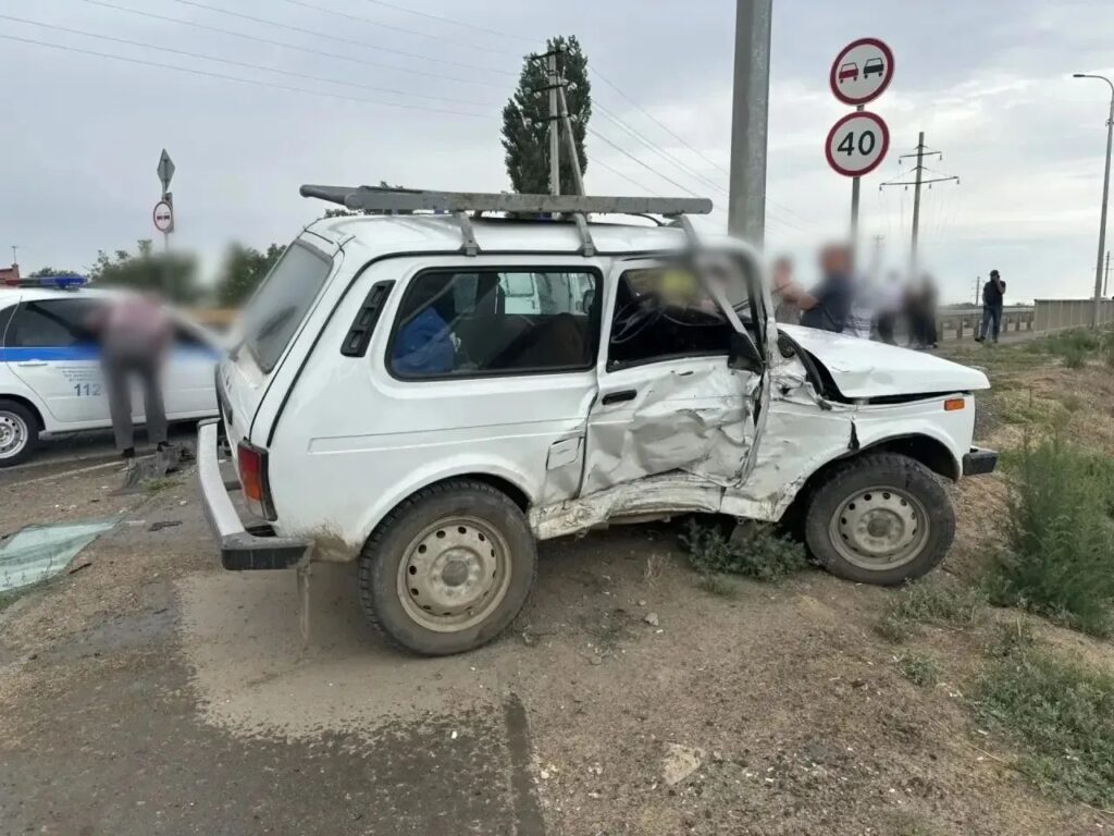 За утро в Астраханской области случилось два страшных ДТП: один погибший, трое пострадавших За утро в Астраханской области случилось два страшных ДТП: один погибший, трое пострадавших