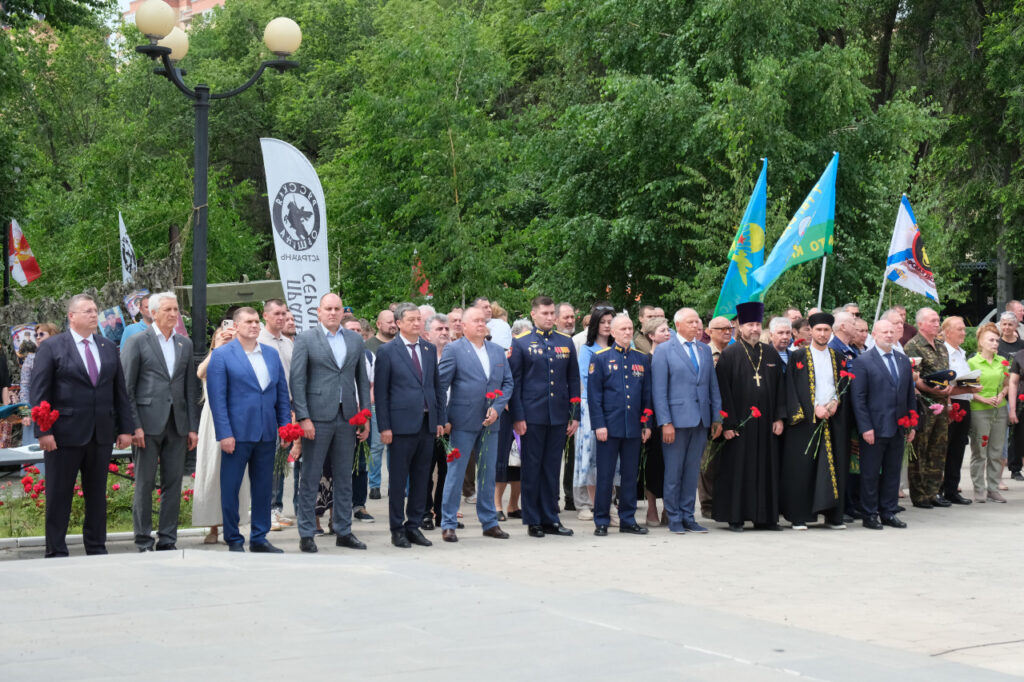В Астрахани почтили память героев: депутаты Городской Думы присоединились к митингу в День ветеранов боевых действий