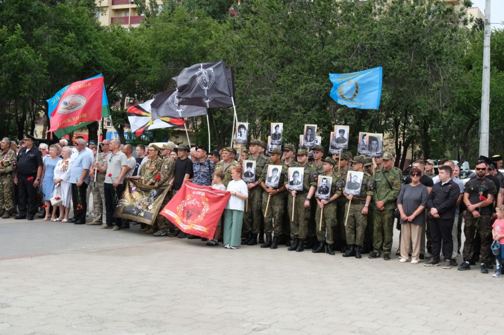 В Астрахани почтили память героев: депутаты Городской Думы присоединились к митингу в День ветеранов боевых действий