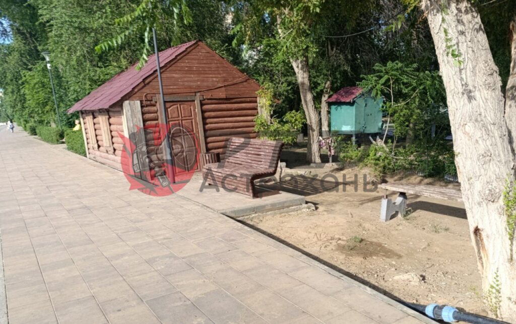 «Миллионы в кусты, кукурузу — в сортир»: как Комсомольская набережная в Астрахани превратилась в «безвредный арт-объект»
