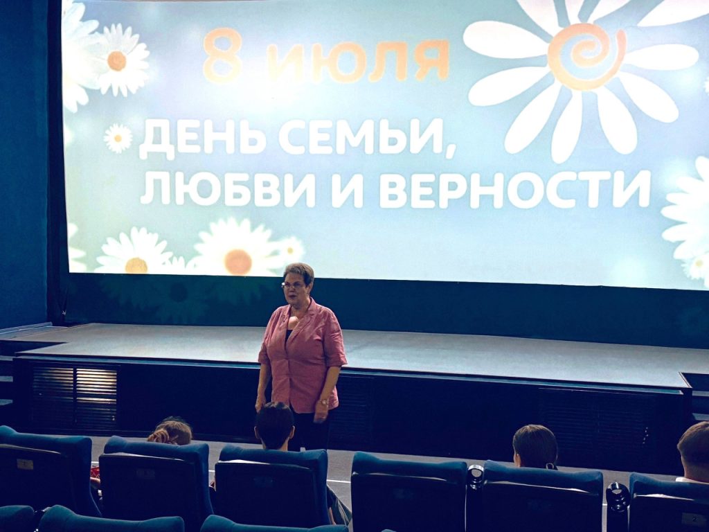 Александр Тихонов поздравил многодетных астраханцев и родных бойцов СВО с Днём семьи, любви и верности — фото 1