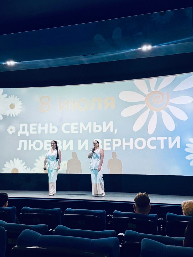 Александр Тихонов поздравил многодетных астраханцев и родных бойцов СВО с Днём семьи, любви и верности — фото 3