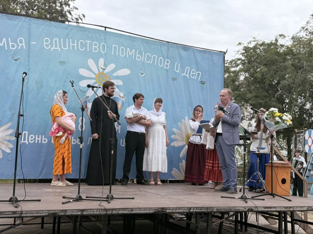 В Трусовском районе с размахом отметили День семьи, любви и верности В Трусовском районе с размахом отметили День семьи, любви и верности