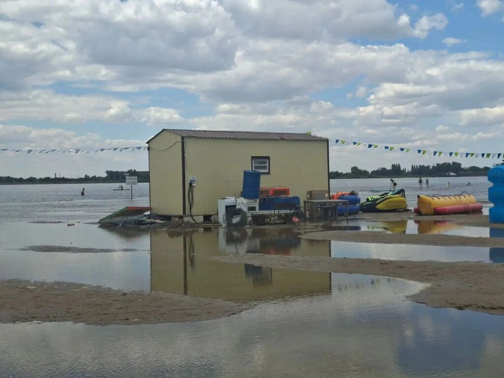 Популярный астраханский пляж ушёл под воду Популярный астраханский пляж ушёл под воду