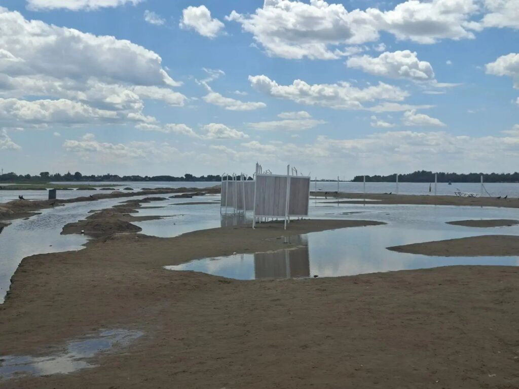 Популярный астраханский пляж ушёл под воду Популярный астраханский пляж ушёл под воду