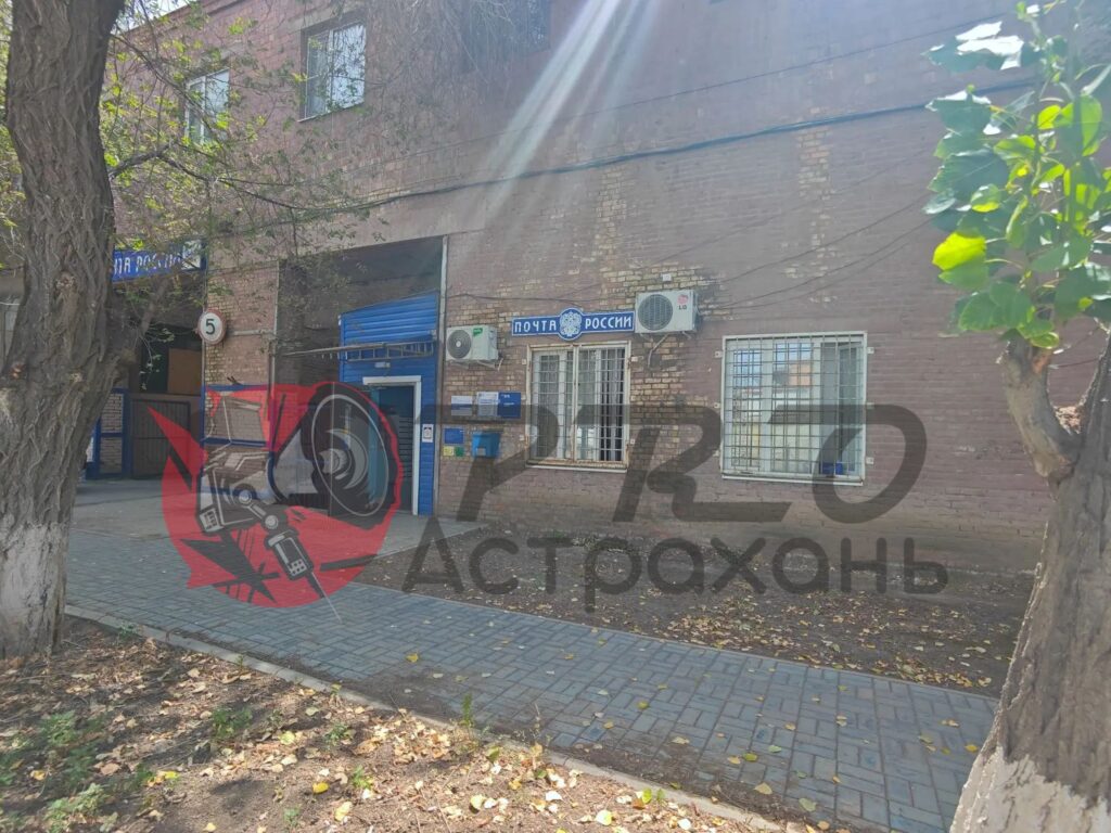 «Это просто ад»: в Астрахани почтовое отделение осталось без света, связи и кондиционера — фото 1