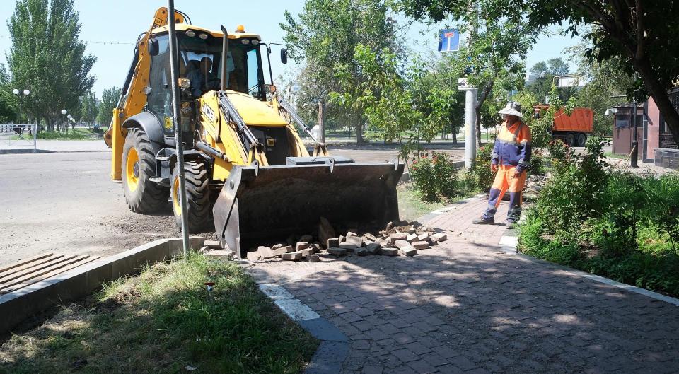 В Астрахани обновляют дорогу к Лебединому озеру: плитка, леерки и новый асфальт