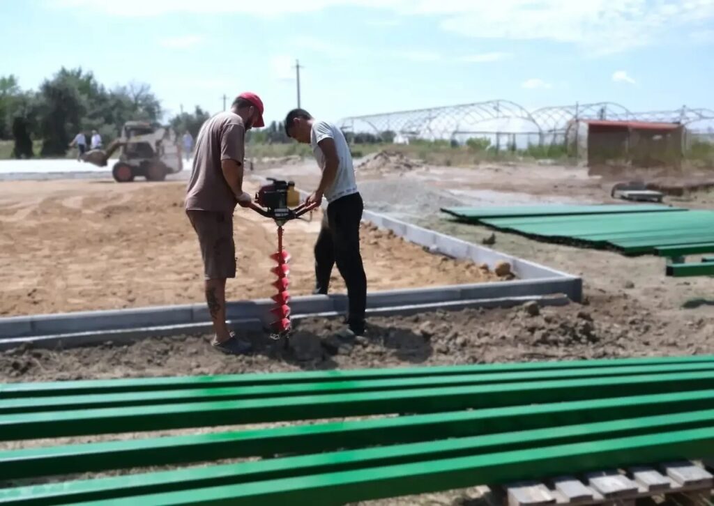 До конца лета в поселке Морском появится мини-поле для спорта: Игорь Редькин лично проверил ход работ — фото 2