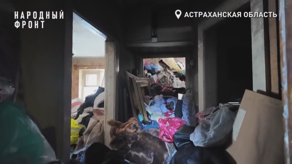 Астраханцы боятся сгореть заживо из-за мужчины, который устроил свалку и разжигает костры в своей квартире