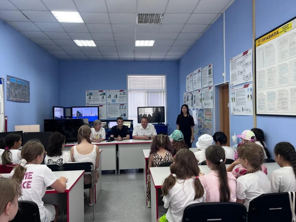 Школьники из Астрахани попробовали себя в роли машиниста поезда Школьники из Астрахани попробовали себя в роли машиниста поезда