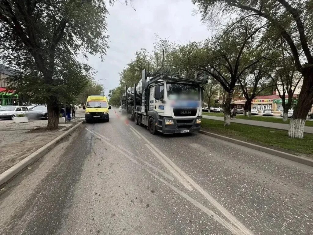 Смертельное ДТП на одной из центральных улиц в Астрахани: пенсионерка погибла под колесами автовоза