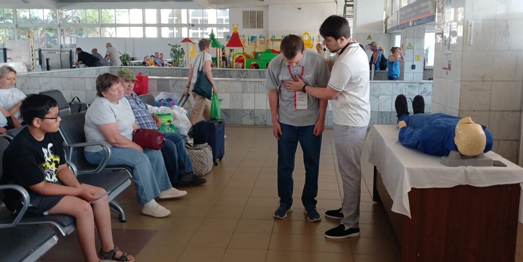 Учимся спасать жизни: на вокзале Астрахани прошёл тренинг по первой помощи