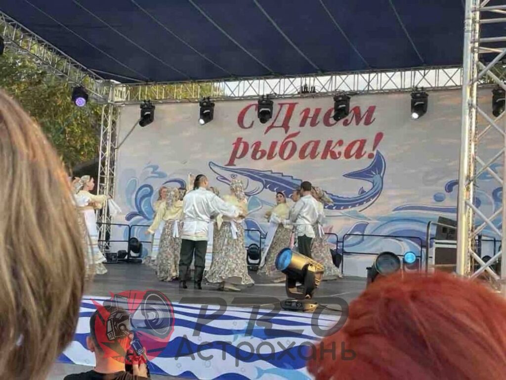 Запах ухи, музыка и тысячи гостей: как Астрахань отметила День рыбака — фото 5