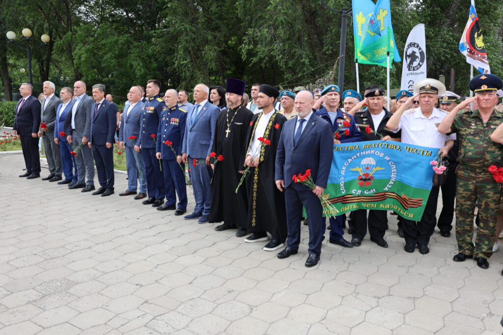 В Астрахани почтили память героев: депутаты Городской Думы присоединились к митингу в День ветеранов боевых действий