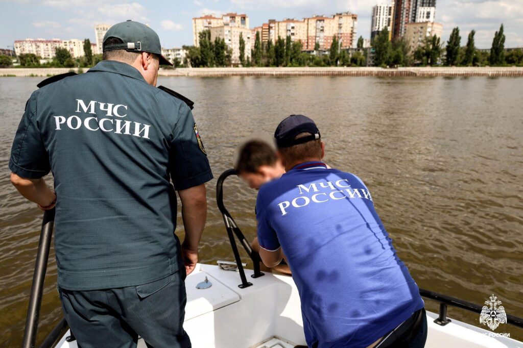 Спасатели вытащили мужчину с собакой с судового хода на Волге