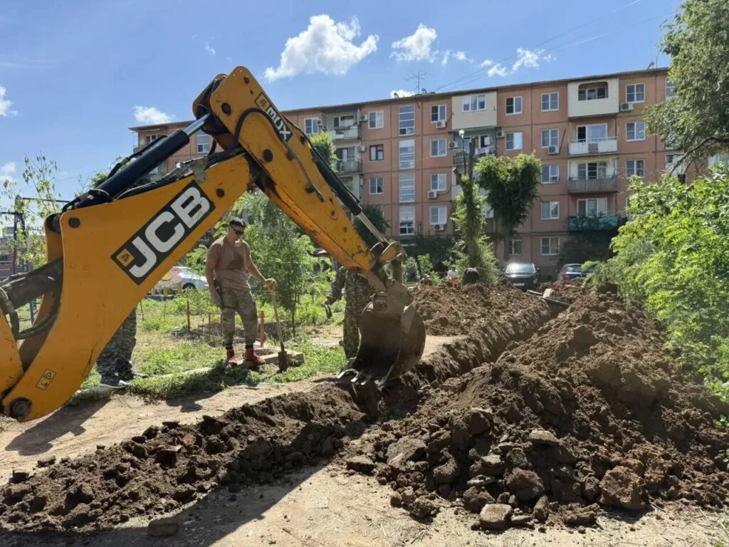 На улице Дубровинского решают проблему с напором воды