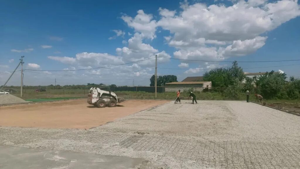 До конца лета в поселке Морском появится мини-поле для спорта: Игорь Редькин лично проверил ход работ — фото 3