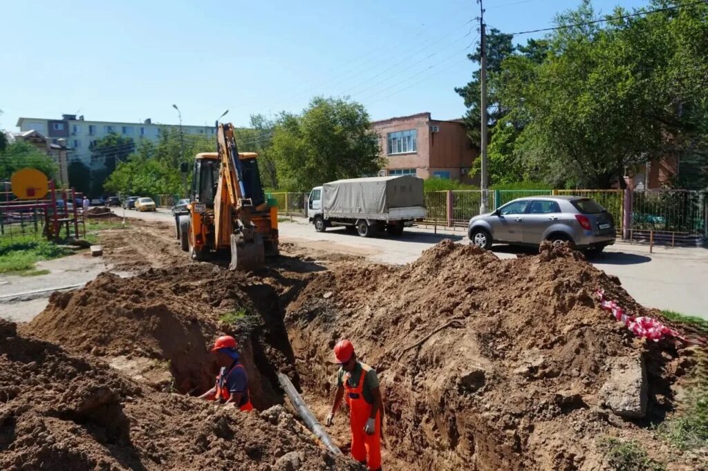 На улице Дубровинского решают проблему с напором воды