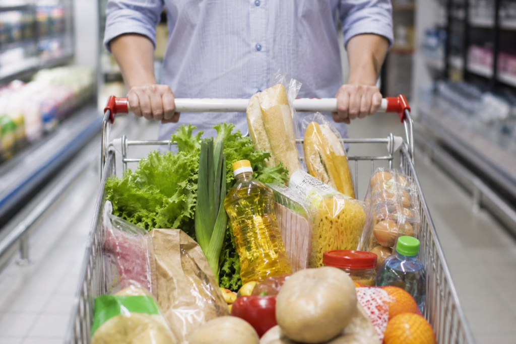 Сколько теперь стоит минимальная корзина продуктов в Астрахани и по России