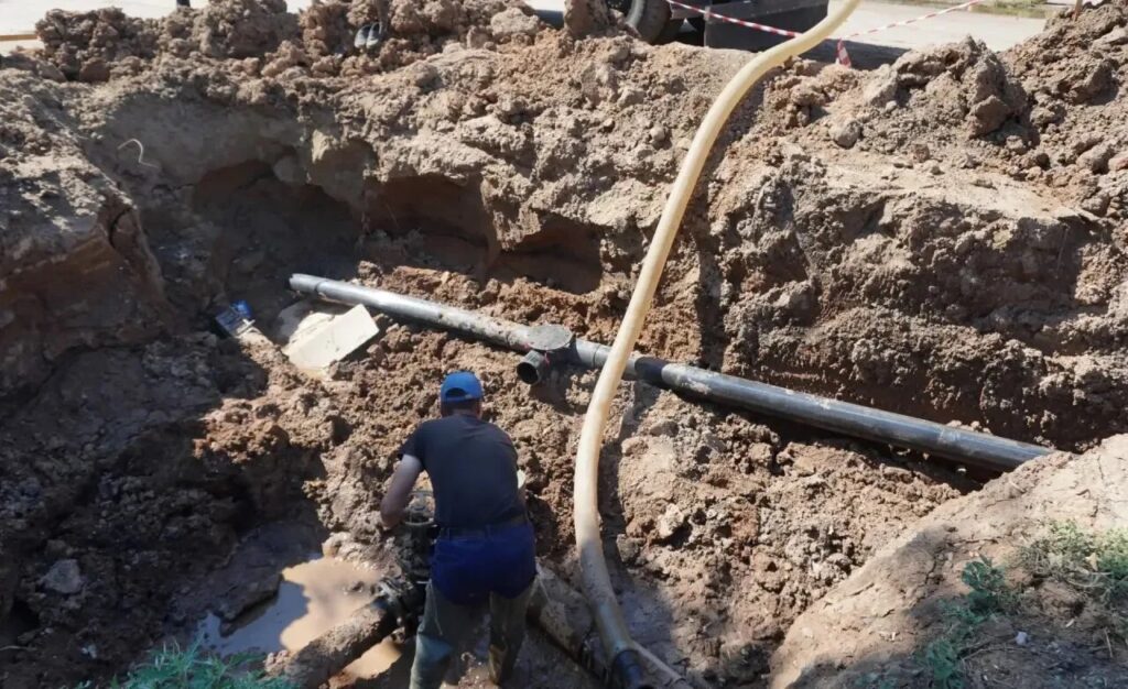 На улице Дубровинского решают проблему с напором воды