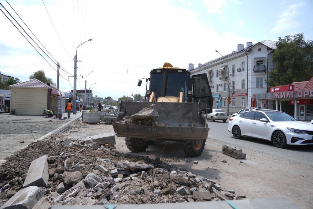 В Астрахани обновляют улицу Боевую: новый тротуар, дорога и сотни деревьев