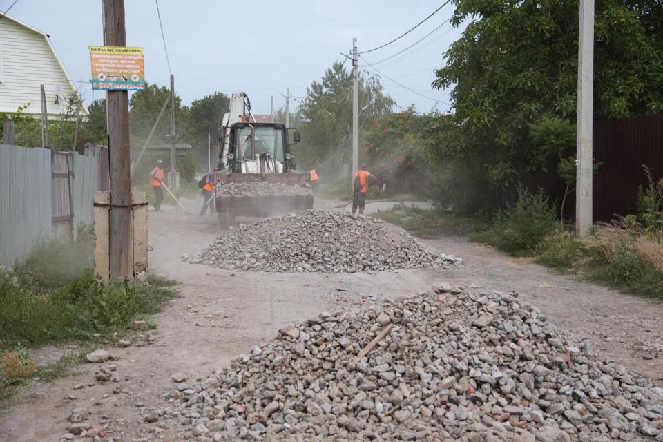 В Астрахани активизировали подсыпку грунтовых дорог по поручению мэра: в планах — ещё 15 улиц