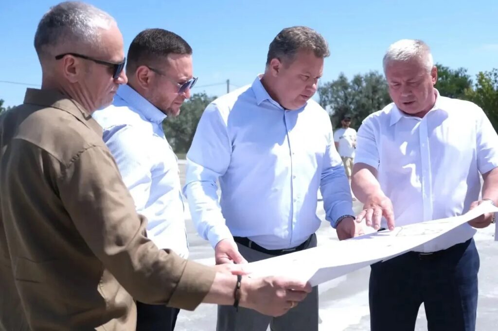 До конца лета в поселке Морском появится мини-поле для спорта: Игорь Редкин лично проверил ход работ
