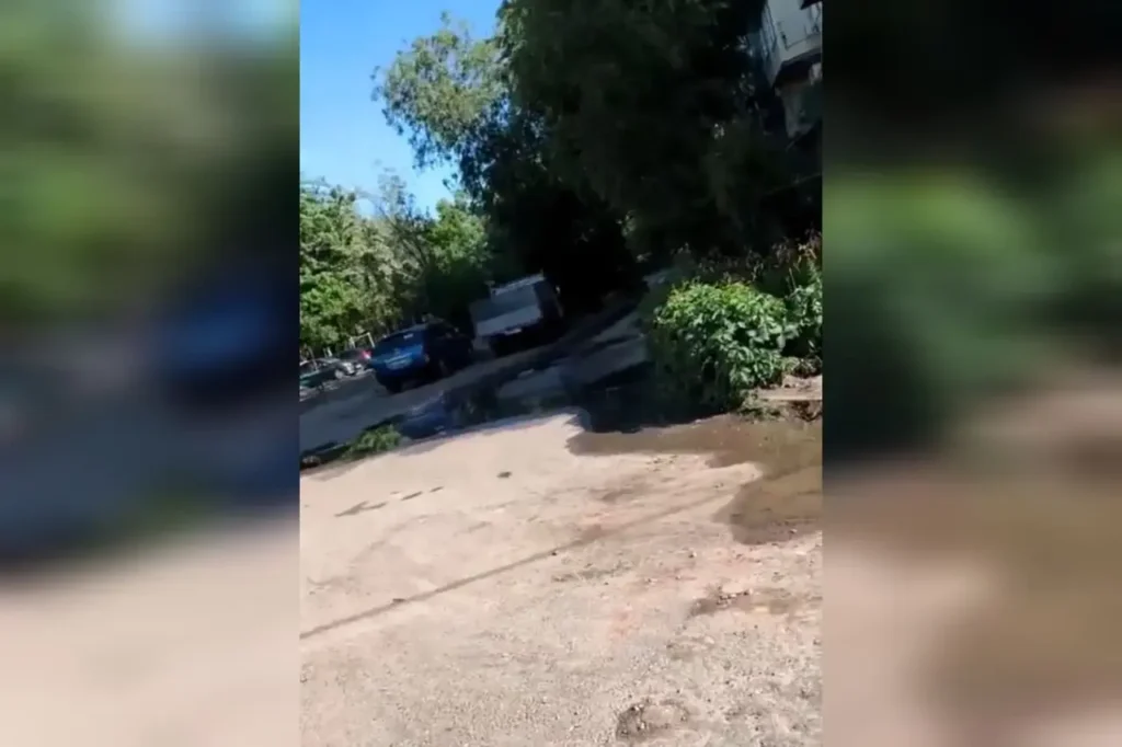 «Детская площадка в фекалиях»: астраханский двор три дня заливало сточными водами из-за тряпок в канализации