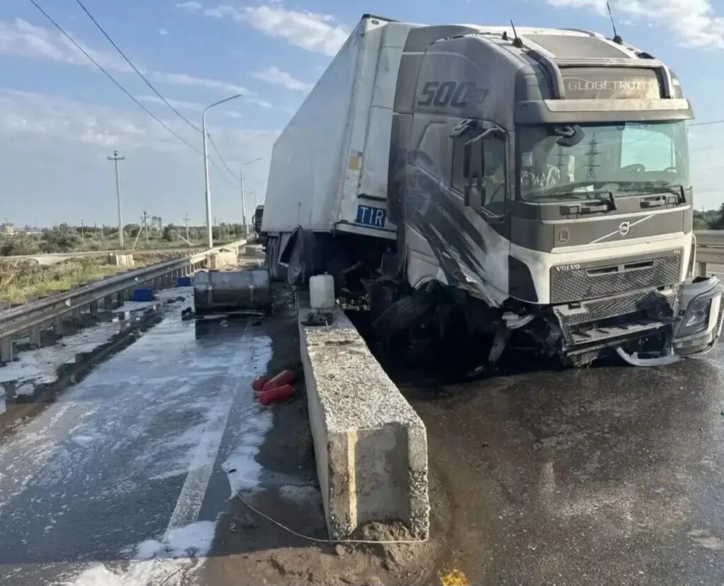 В Астрахани у фуры на ходу взорвалось колесо: машину вынесло на ограждение