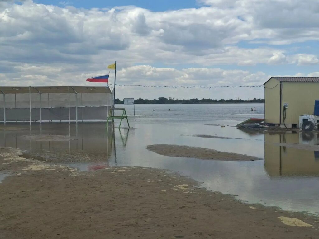 Популярный астраханский пляж ушёл под воду