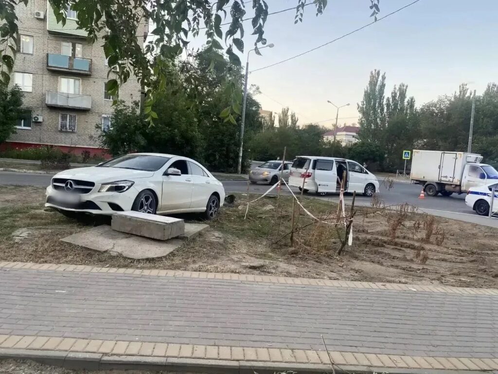 В Астрахани Mercedes вылетел на тротуар и сбил ребенка