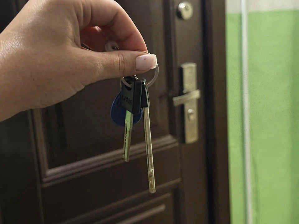 «Такие чиновники нам за то, что мы не молимся»: астраханцы больше года не могут вернуться в собственные квартиры из-за безразличия властей