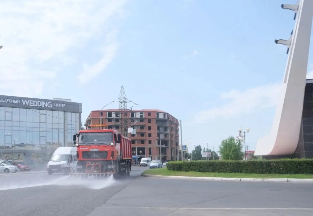 В Астрахани охлаждают проезжие части улиц — фото 2