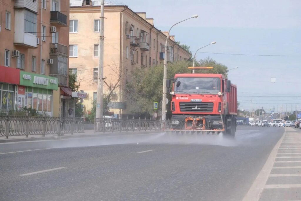 В Астрахани охлаждают проезжие части улиц — фото 1